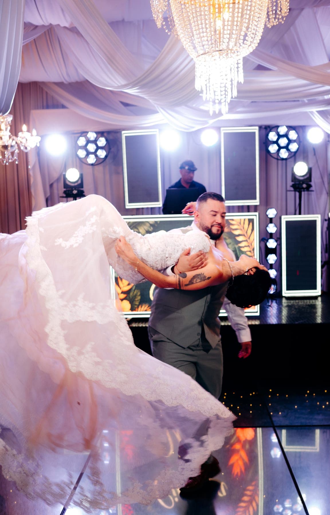 Will inclina a Cinthya en el primer baile, con el vestido en el aire