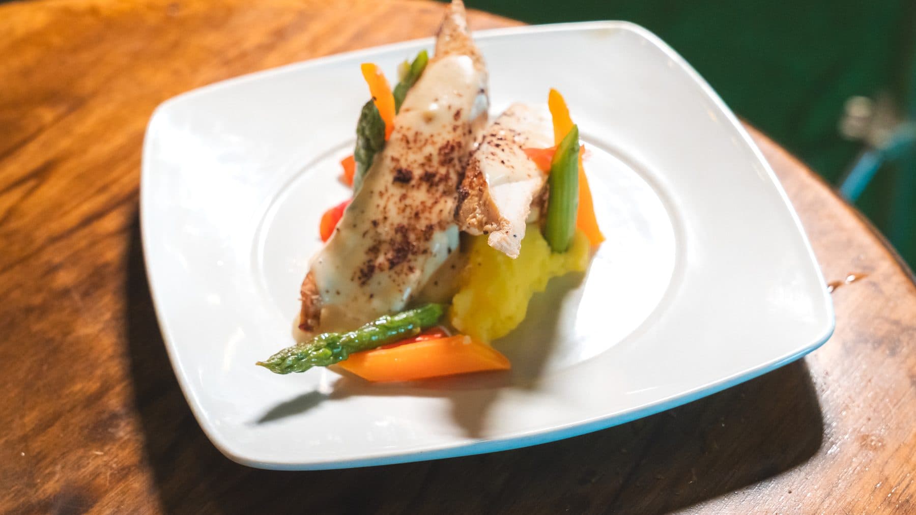 Main course: chicken breast in sauce with asparagus, carrots and purée