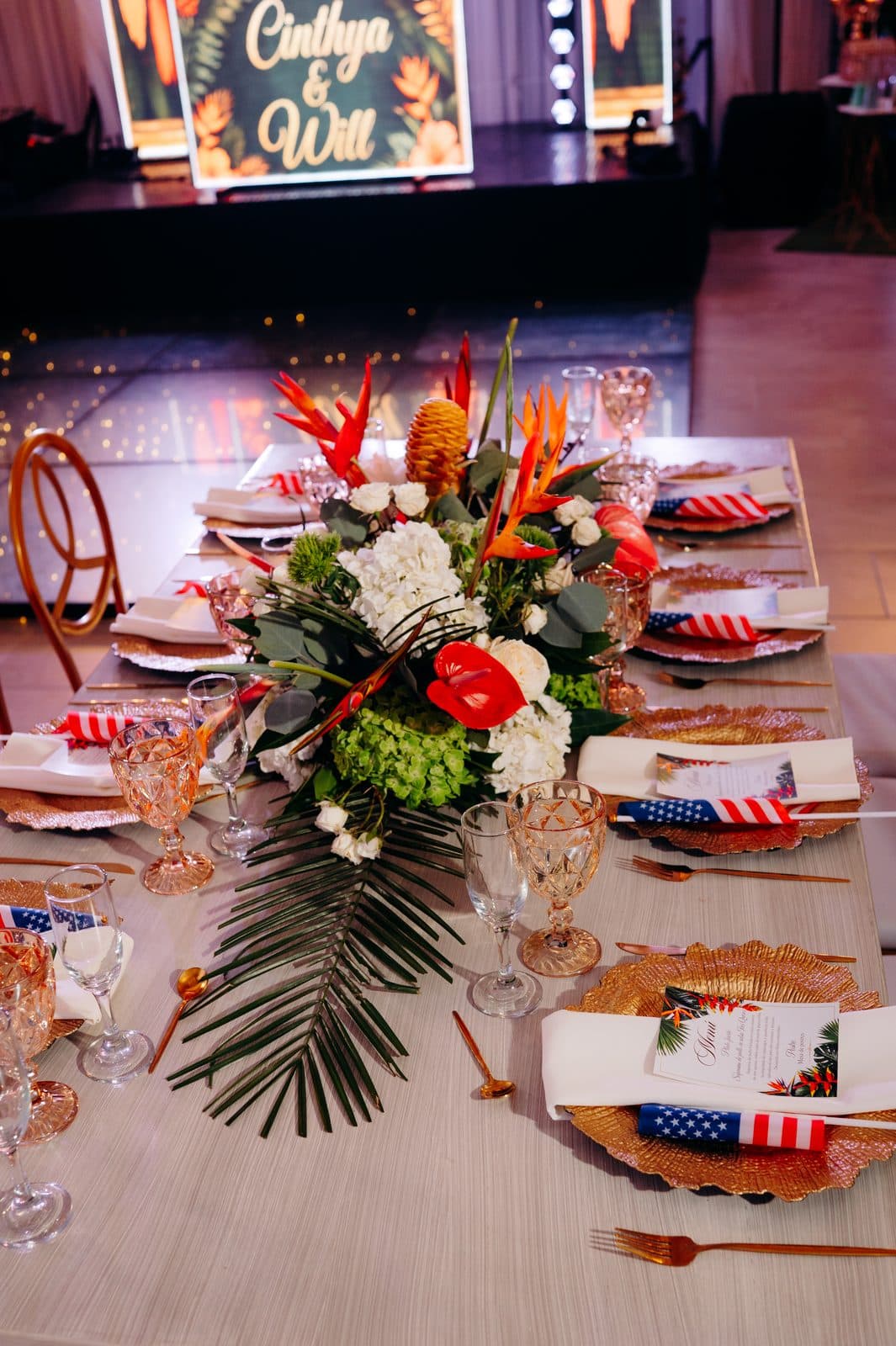 Table with a tropical centerpiece and the flags of Colombia and the United States